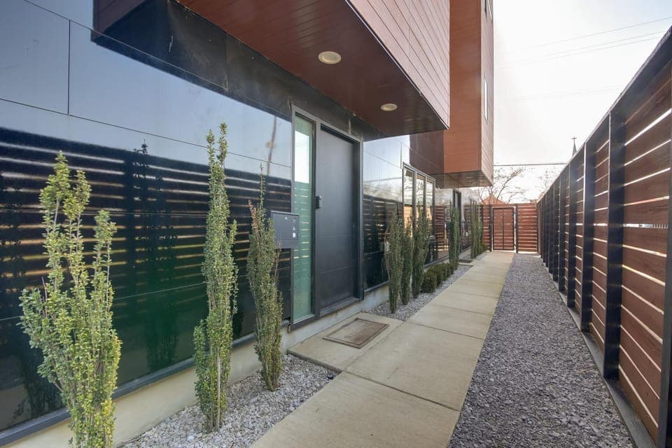 Walk to FedEx Forum! Luxe Townhome w/ Rooftop Deck House in Memphis