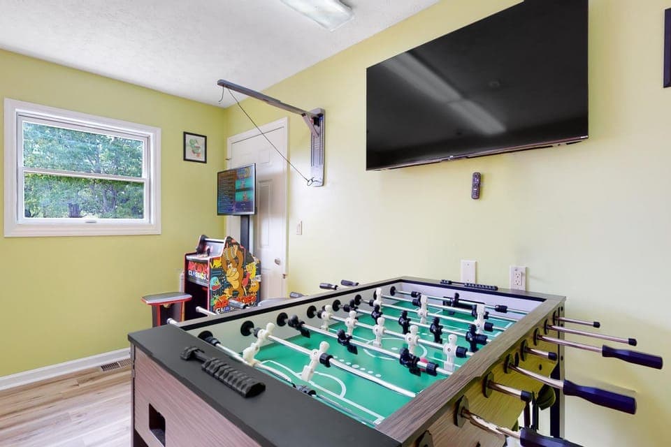 Studio W Quiet View Patio Gym Games Dog Friendly House in Baneberry
