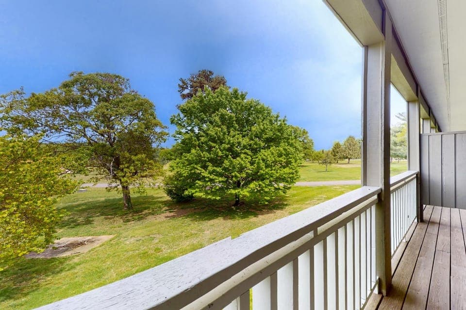 Cozy Studio Balcony Gym Games Near Douglas Lake House in Baneberry