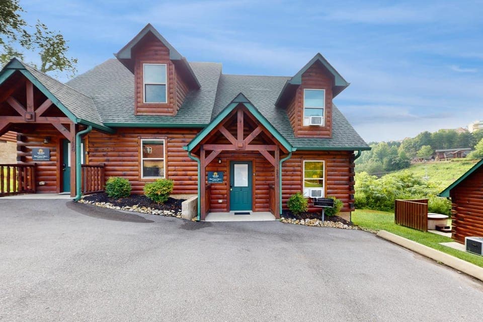 Charming Mtn Retreat Sleeps 8 Hot Tub Grill House in Pigeon Forge