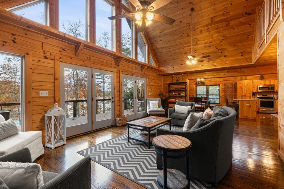 Relaxing Waterfront Stay Sleeps 16 Deck Hot Tub House in Norris Lake