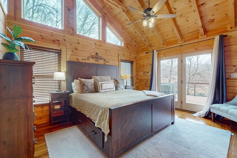 Relaxing Waterfront Stay Sleeps 16 Deck Hot Tub House in Norris Lake
