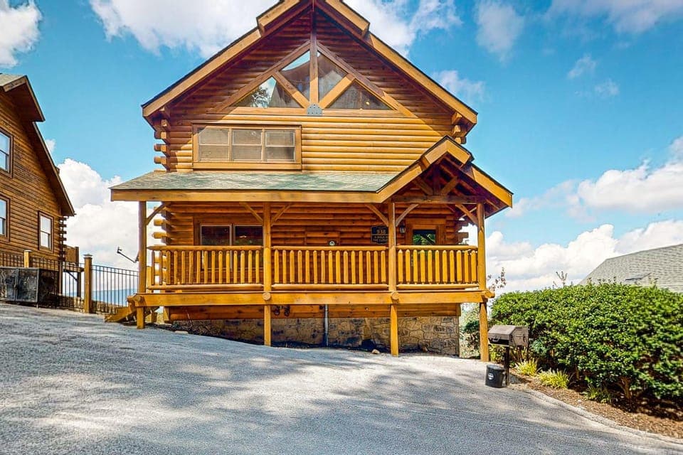 Off The Grid Mtn Cabin Sleeps 10 Game Table Views Cabin in Pigeon Forge