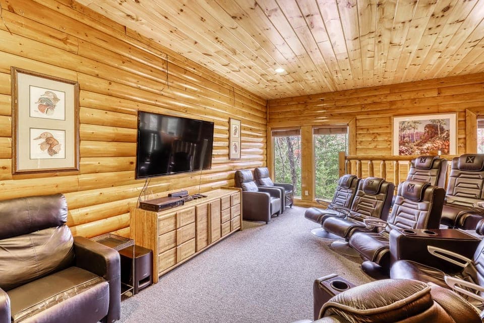 Woodland Cabin Sleep 28 Hot Tub Theater View Deck Cabin in Pigeon Forge