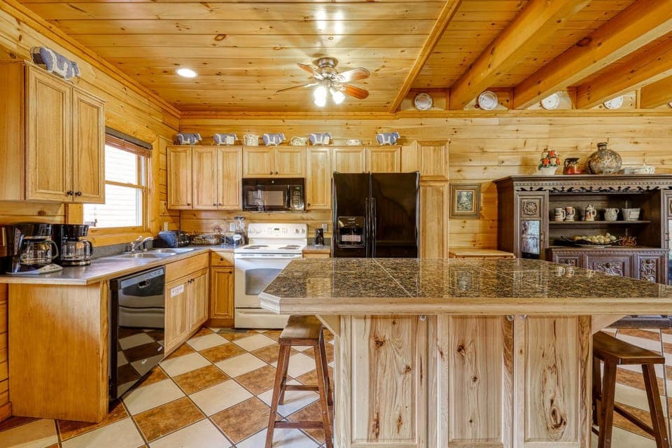 Woodland Cabin Sleep 28 Hot Tub Theater View Deck Cabin in Pigeon Forge