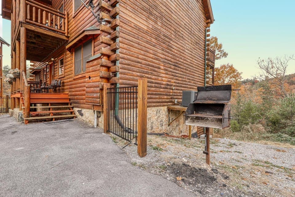 Woodland Cabin Sleep 28 Hot Tub Theater View Deck Cabin in Pigeon Forge