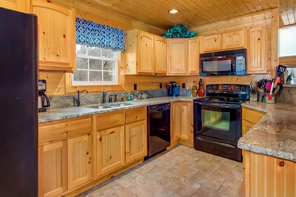 Waterfront Retreat Sleeps 14 Theater Games Grill House in Norris Lake