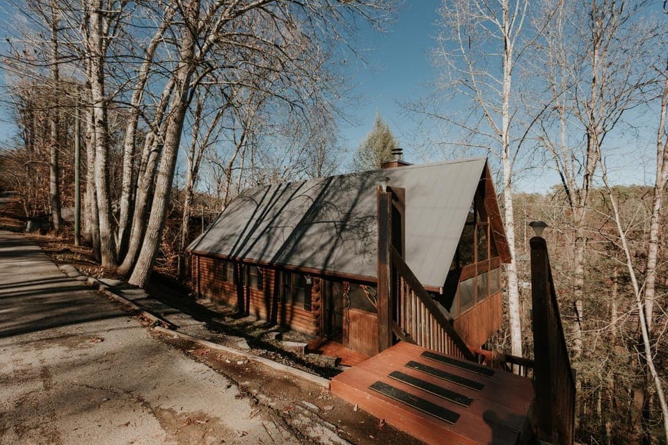 Serene Cabin Sleeps 4 Screened Porch Games Grill Cabin in Pigeon Forge
