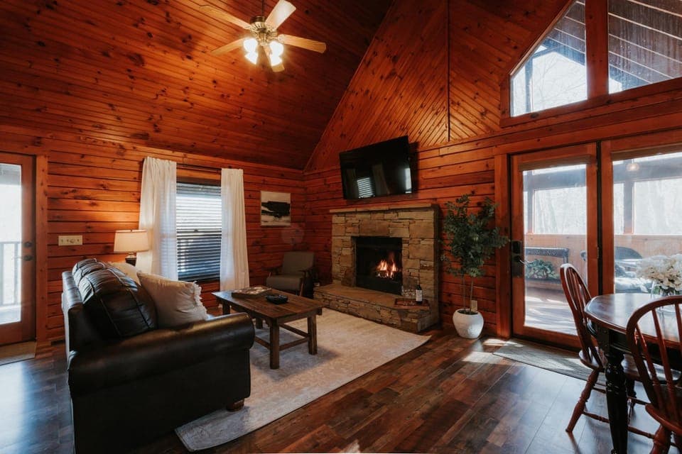Serene Cabin Sleeps 4 Screened Porch Games Grill Cabin in Pigeon Forge
