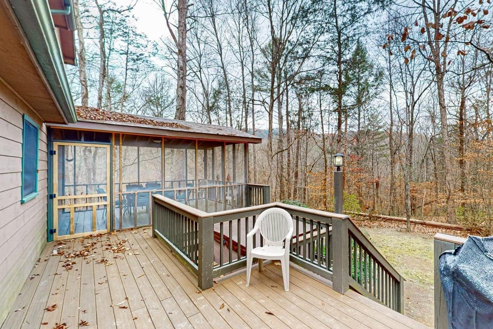 Serene Cabin Sleeps 6 Fire Pit Porch Hot Tub Cabin in Great Smoky Mountains