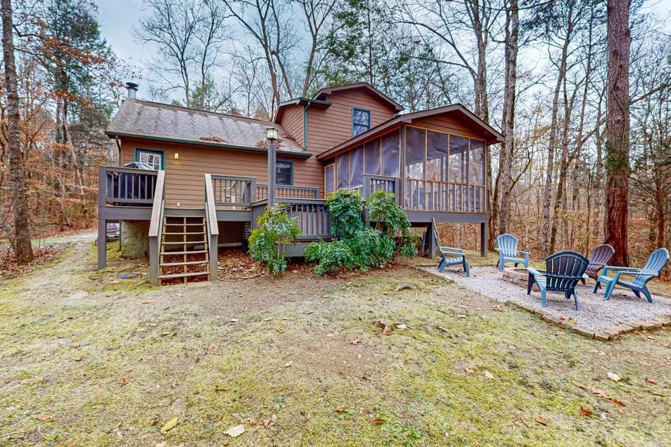 Serene Cabin Sleeps 6 Fire Pit Porch Hot Tub Cabin in Great Smoky Mountains