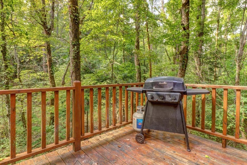 Creekside Cabin Sleeps 8 Hot Tub Foosball Cabin in Sevier County