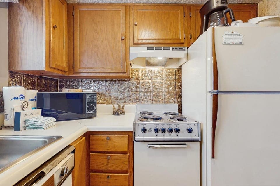 Lovely Studio Sleeps 6 Mtn Views Deck Fireplace House in Gatlinburg