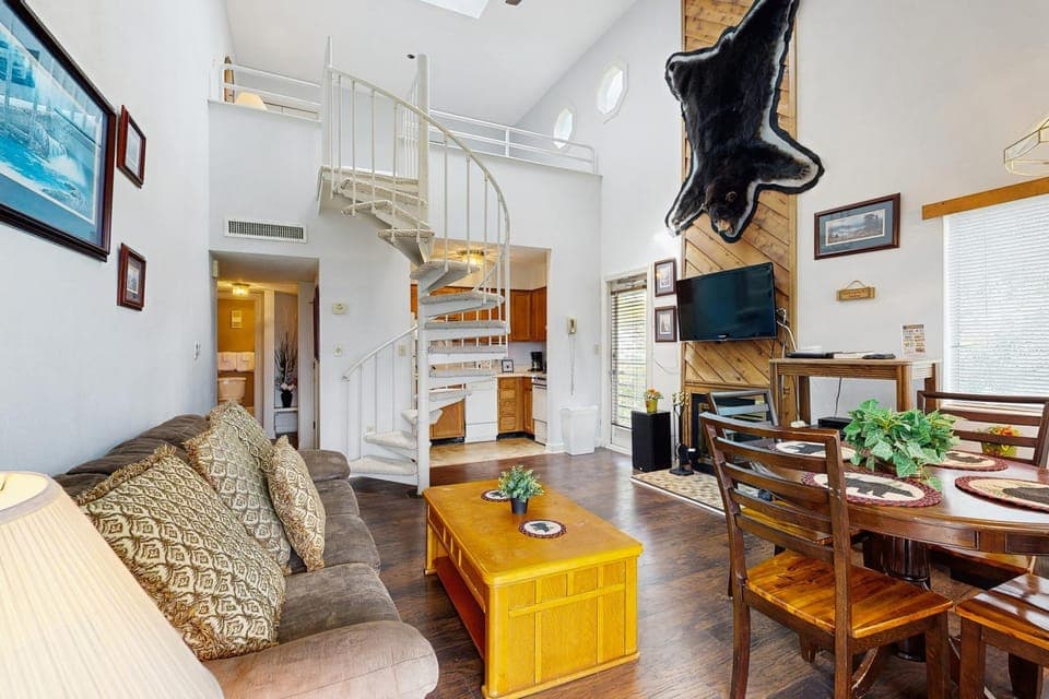 Cheerful Condo Sleeps 6 Near Gatlinburg Hot Tub House in Gatlinburg