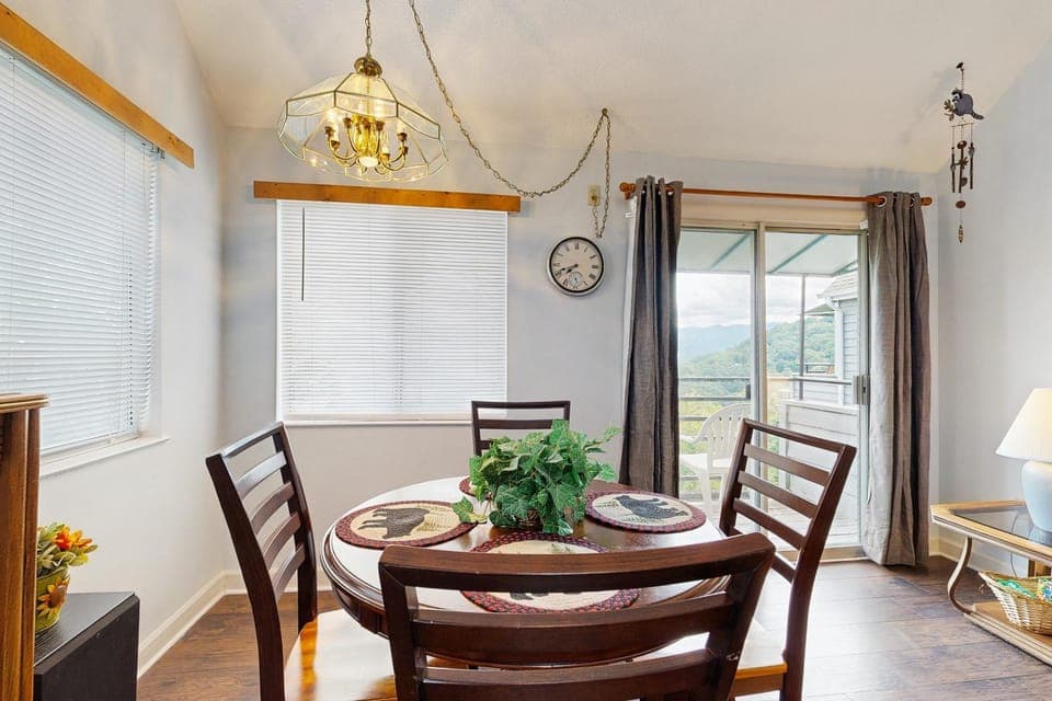 Cheerful Condo Sleeps 6 Near Gatlinburg Hot Tub House in Gatlinburg