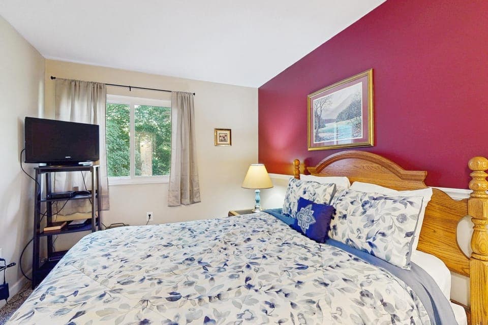 Lovely Condo Sleeps 4 Outdoor Pool Balcony House in Gatlinburg