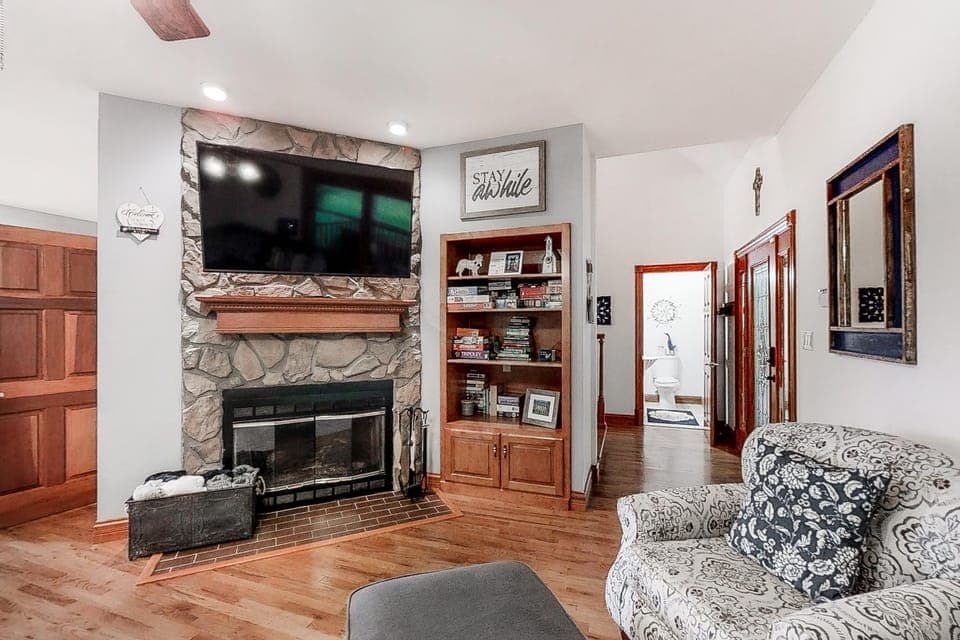 Lakefront Retreat Sleeps 16 Dock Boat Slips Grill House in Norris Lake