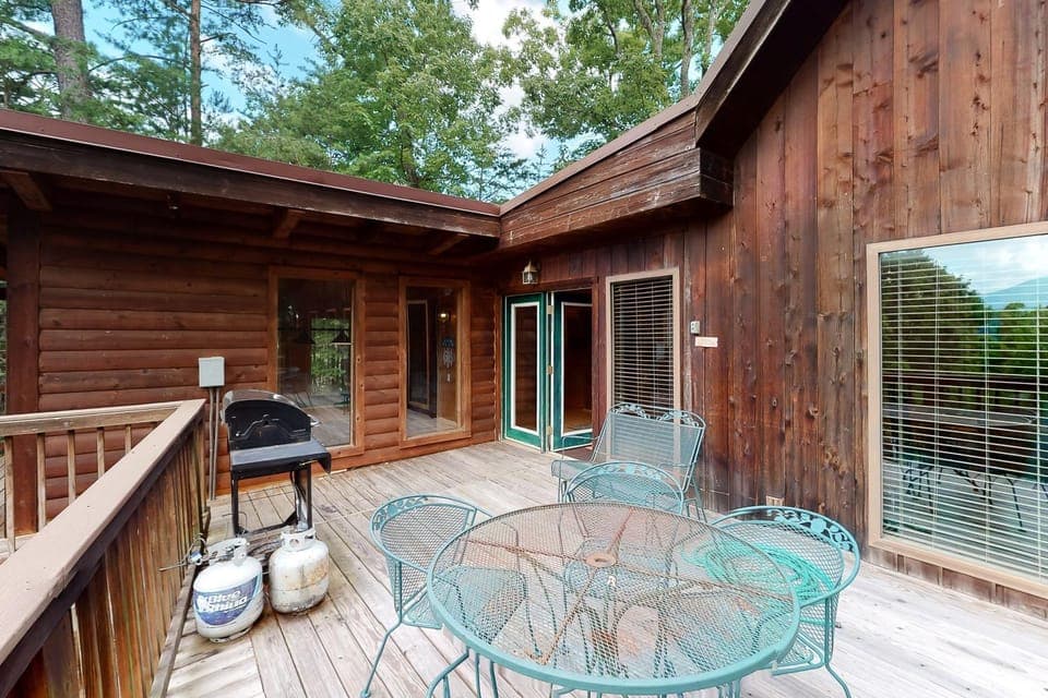 Vibrant Cabin Sleeps 8 Games Hot Tub Home Theater Cabin in Pigeon Forge
