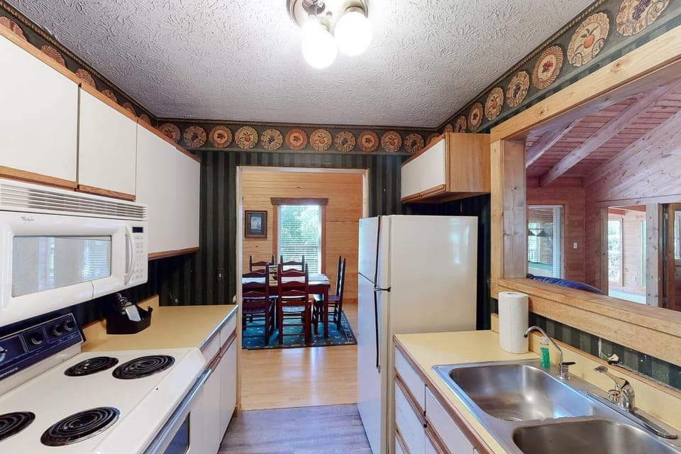 Vibrant Cabin Sleeps 8 Games Hot Tub Home Theater Cabin in Pigeon Forge