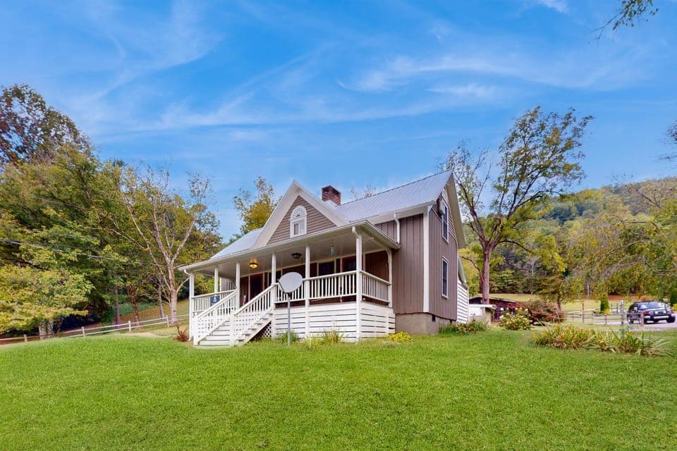 Classic farmhouse-style home w front porch hot tub & free attraction tickets House in Sevier County