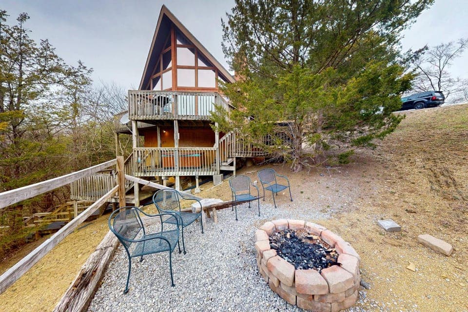 Stunning Lakefront Home Dock Fire Pit Pool table House in Sevierville