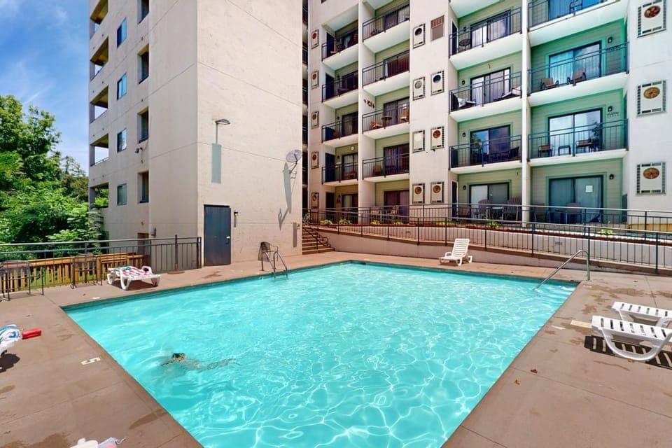 Smoky Mountain Escape Balcony Pool Free Tickets House in Gatlinburg