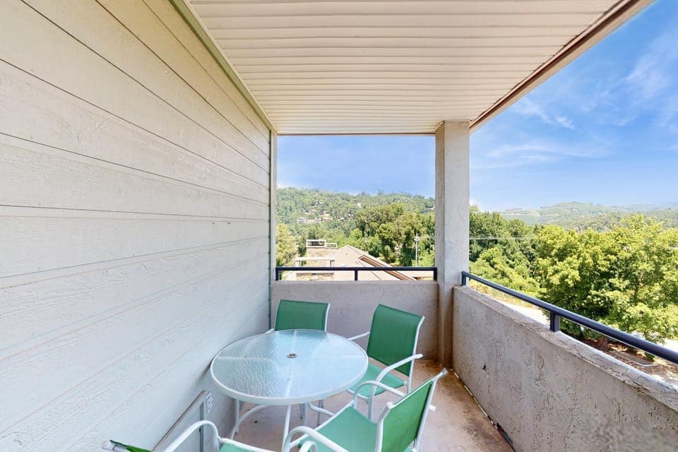 Smoky Mountain Escape Balcony Pool Free Tickets House in Gatlinburg