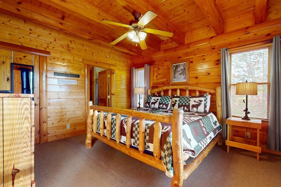 Cozy Cabin Sleep 13 Hot Tub Game Room Superb View Cabin in Sevier County