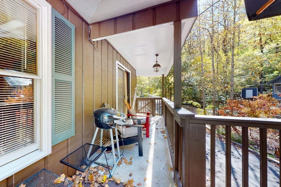 Lovely Home Sleeps 6 Near Hiking W River View House in Gatlinburg