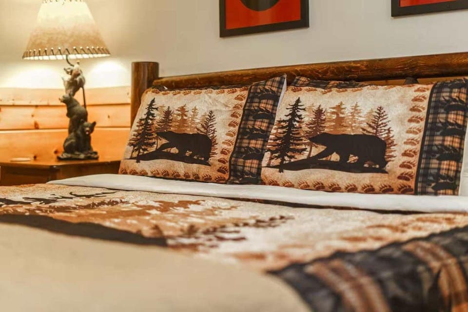 Beautiful Cabin Sleeps 11 Hot Tub Picnic Area Cabin in Pigeon Forge