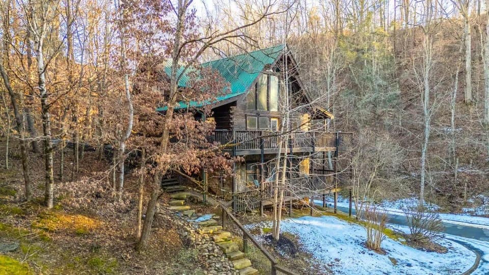 Beautiful Cabin Sleeps 11 Hot Tub Picnic Area Cabin in Pigeon Forge