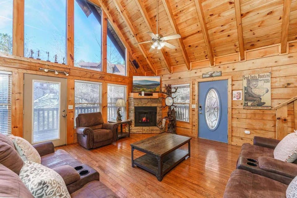 Beautiful Cabin Sleeps 11 Hot Tub Picnic Area Cabin in Pigeon Forge