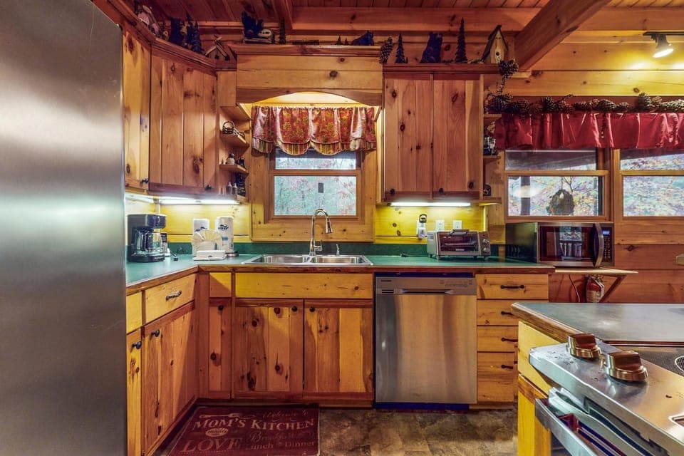 Dog Welcome Cabin Sleeps 10 Hot Tub Pool Table Cabin in Sevier County