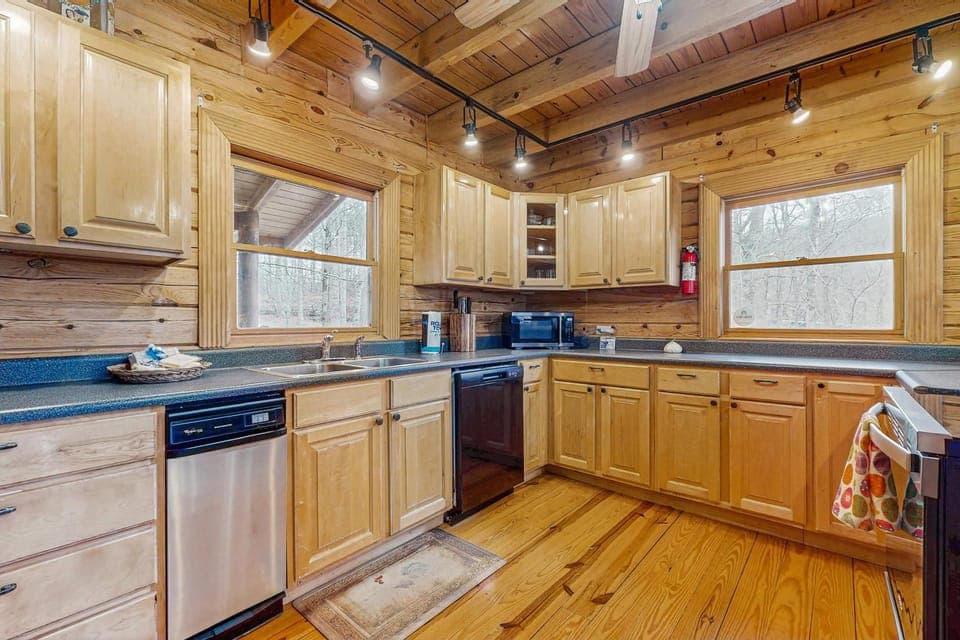 Dog Welcome Lake Home Sleeps 15 Floating Dock House in Norris Lake