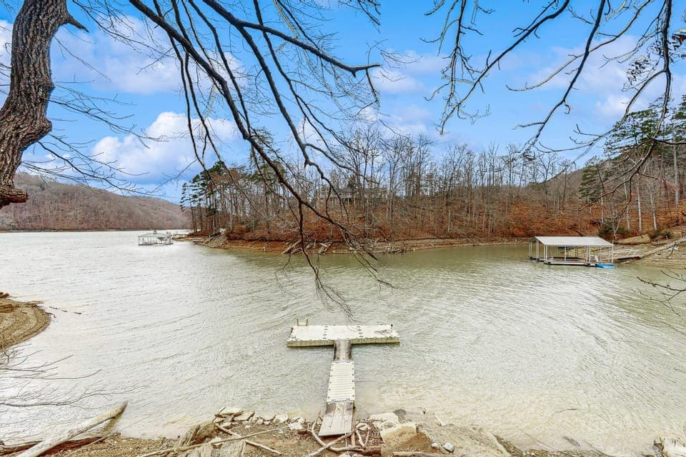 Dog Welcome Lake Home Sleeps 15 Floating Dock House in Norris Lake