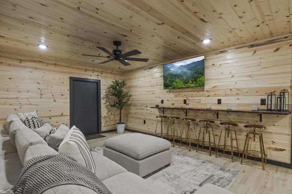Movie Fanatic Home Sleep 28 Hot Tub Theater Games House in Pigeon Forge
