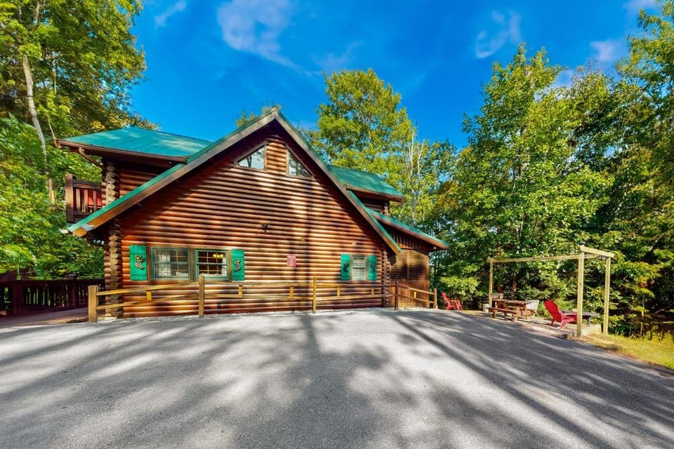 Forested Hideaway Sleeps 14 Hot Tub Pool Access House in Pigeon Forge