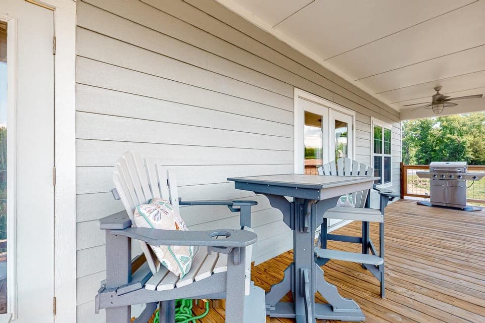 Lakefront Home Sleeps 8 Spacious Deck Pool Access House in Douglas Lake