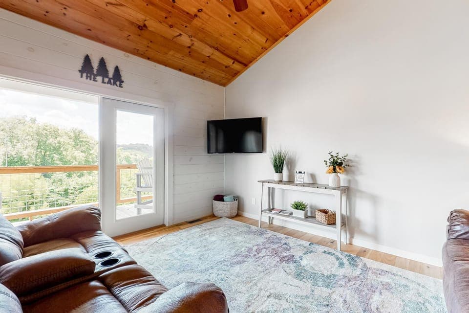 Lakefront Home Sleeps 8 Spacious Deck Pool Access House in Douglas Lake