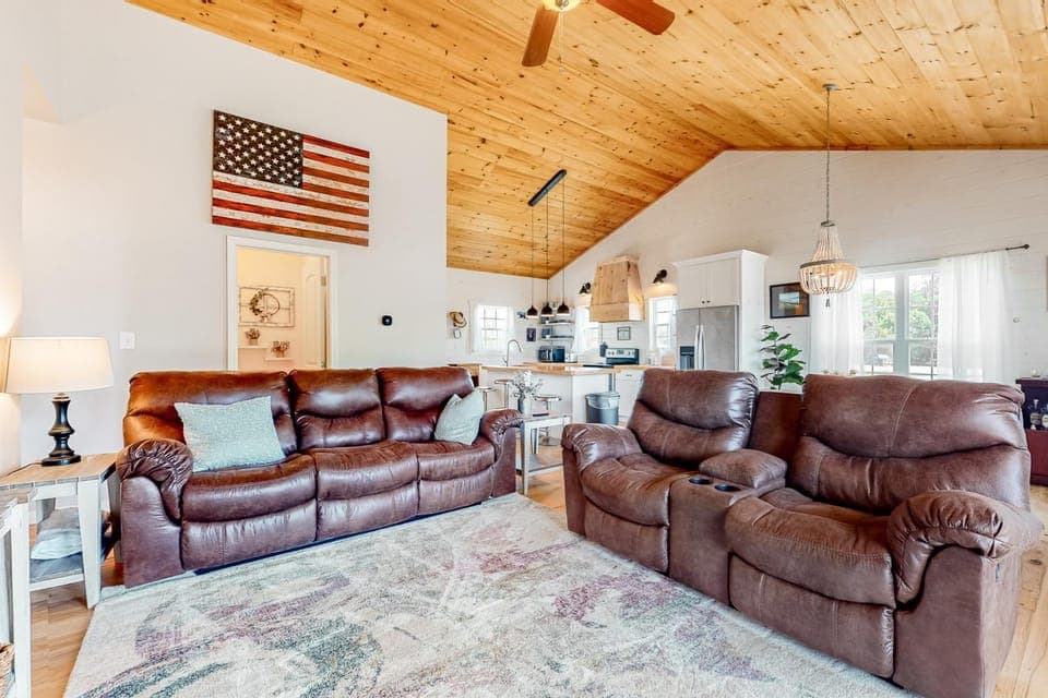 Lakefront Home Sleeps 8 Spacious Deck Pool Access House in Douglas Lake