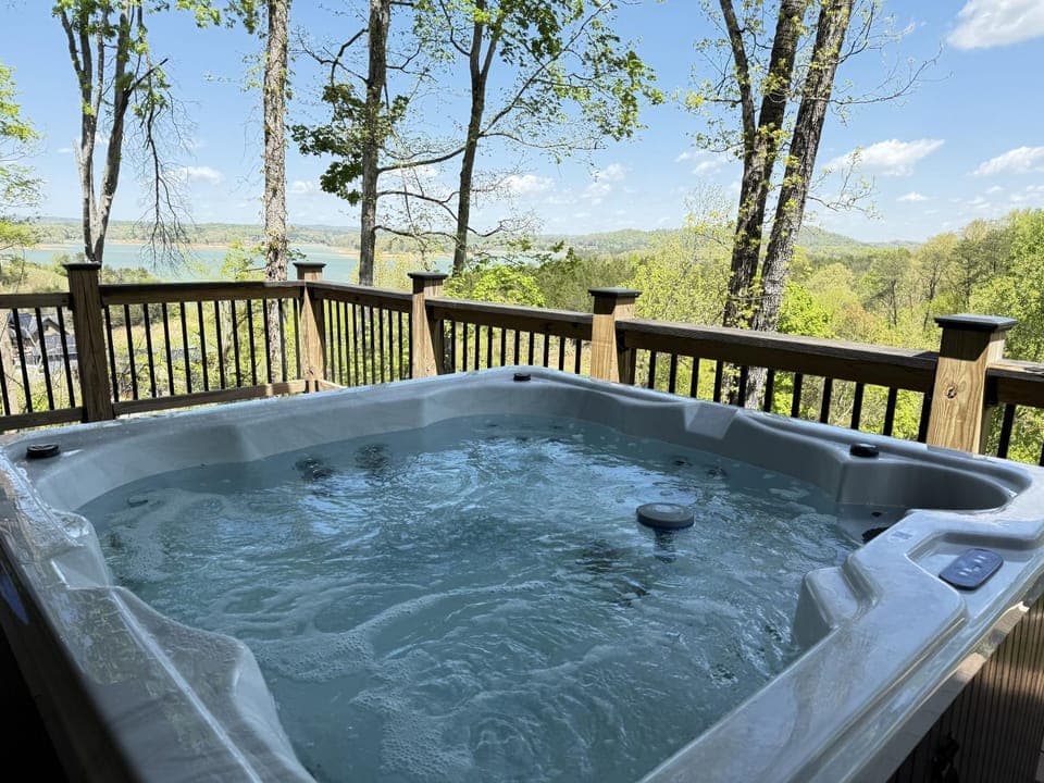 Scenic Lake View Cabin Sleep 15 Game room Hot Tub Cabin in Douglas Lake