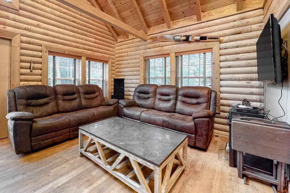 Dog Welcome Lakefront Cabin Sleep 13 Fire Pit Private Dock Cabin in Norris Lake