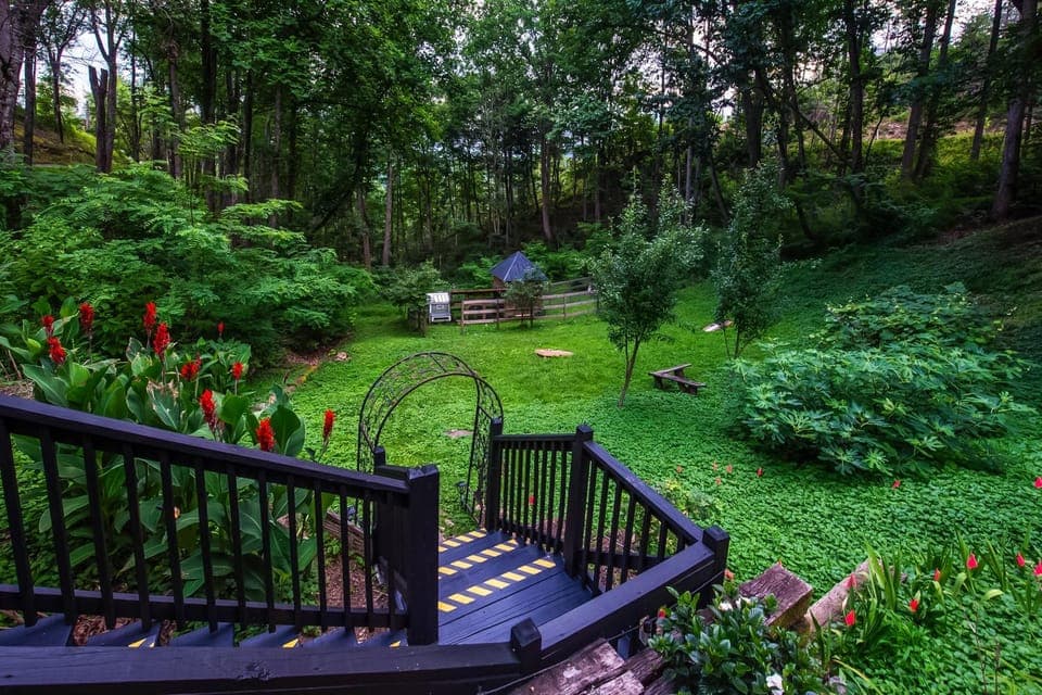 Rustic Charm Sleeps 8 Modern Comfort Near Smokies House in Sevier County