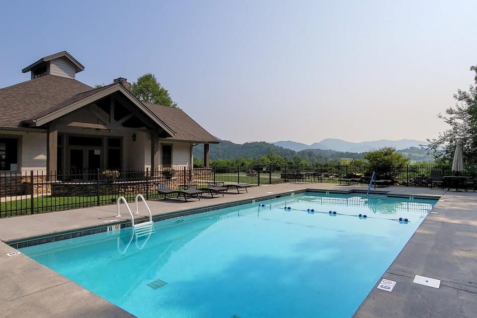 Pristine & Peaceful Condo Sleeps 6 Shared Pool & Townsend Timbers House in Sevier County