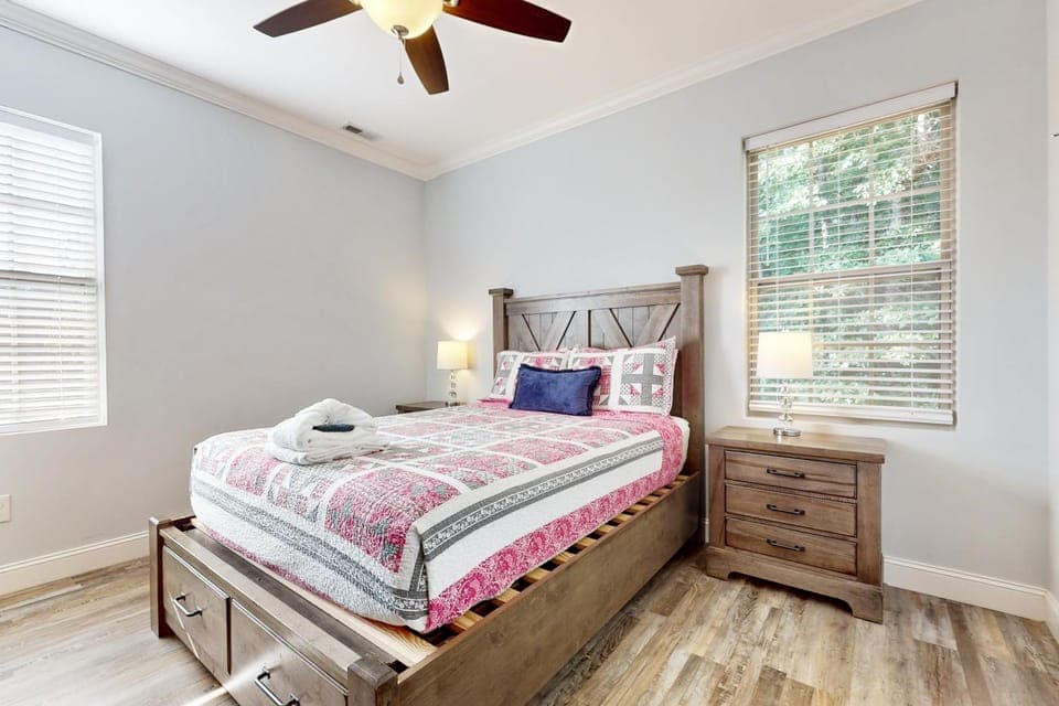 Pristine & Peaceful Condo Sleeps 6 Shared Pool & Townsend Timbers House in Sevier County