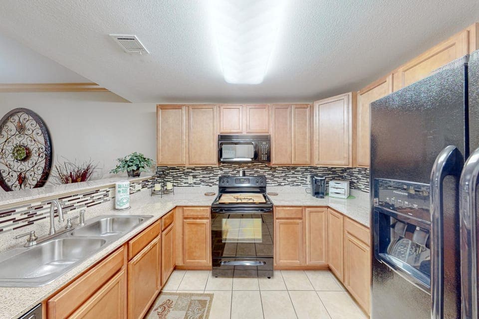 Cozy condo W Fireplace Sleep 6 Hot Tub Grill Pool House in Pigeon Forge