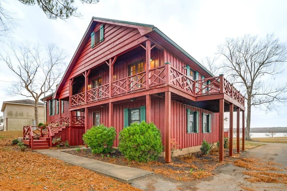 Steps to Shore: Group Getaway on Kentucky Lake! House in Lake Barkley