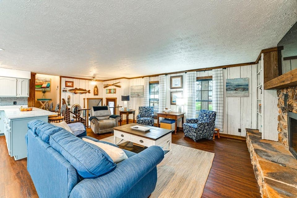 Steps to Shore: Group Getaway on Kentucky Lake! House in Lake Barkley