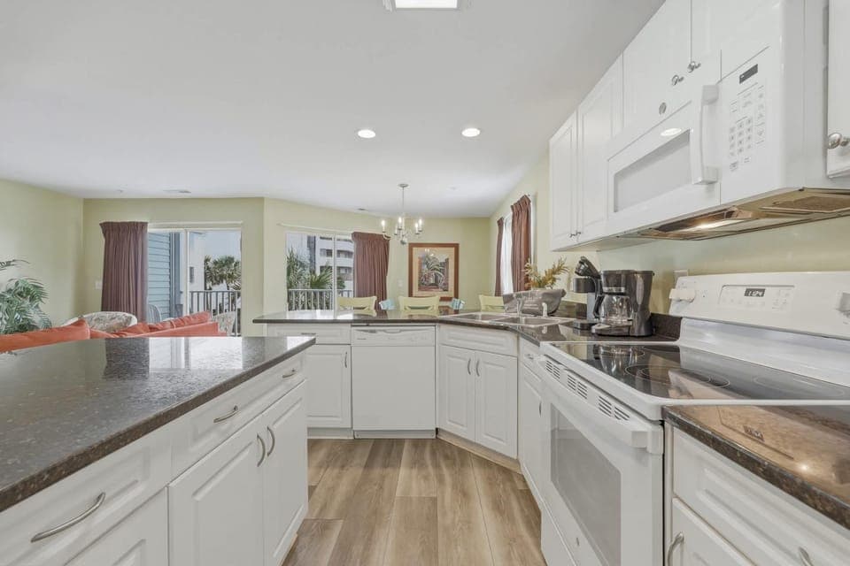 Tropical Tide Large Group Beach Retreat Sleeps 24 House in North Myrtle Beach