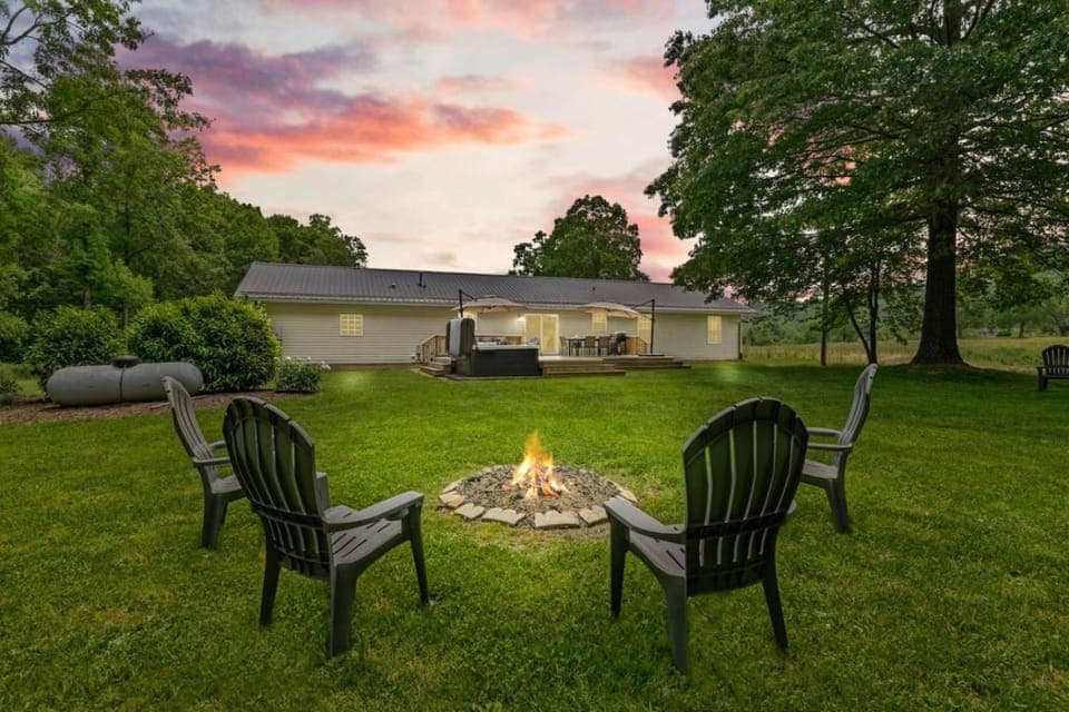 Pennsylvania - Countryside Retreat with Hot Tub, Fire Pit and Huge Yard House in Asheville